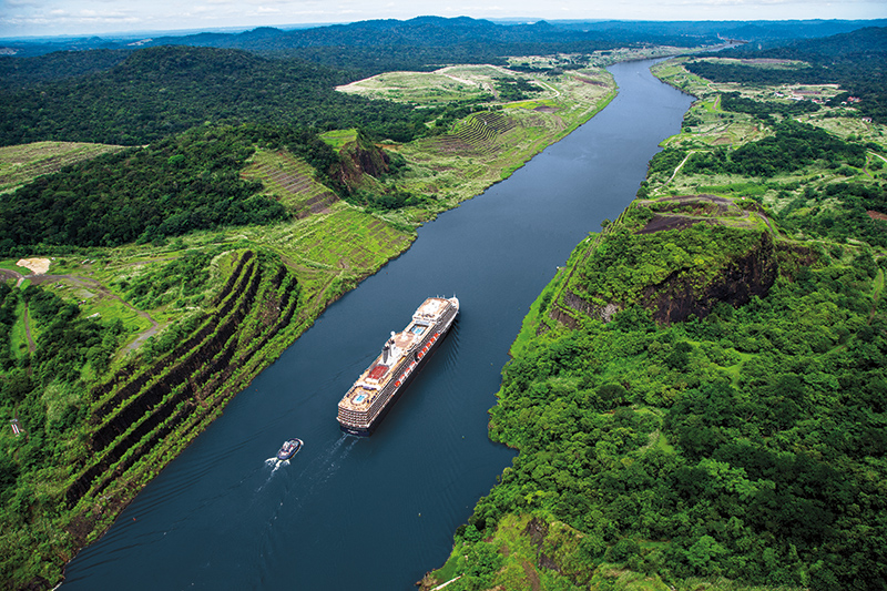 Nieuw Amsterdam in the Panama Canal